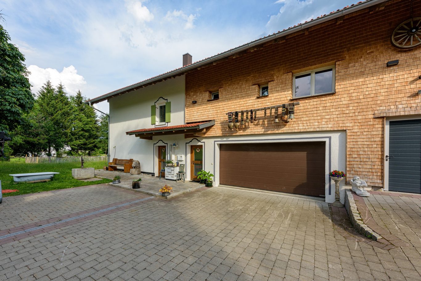Hof und Außenansicht