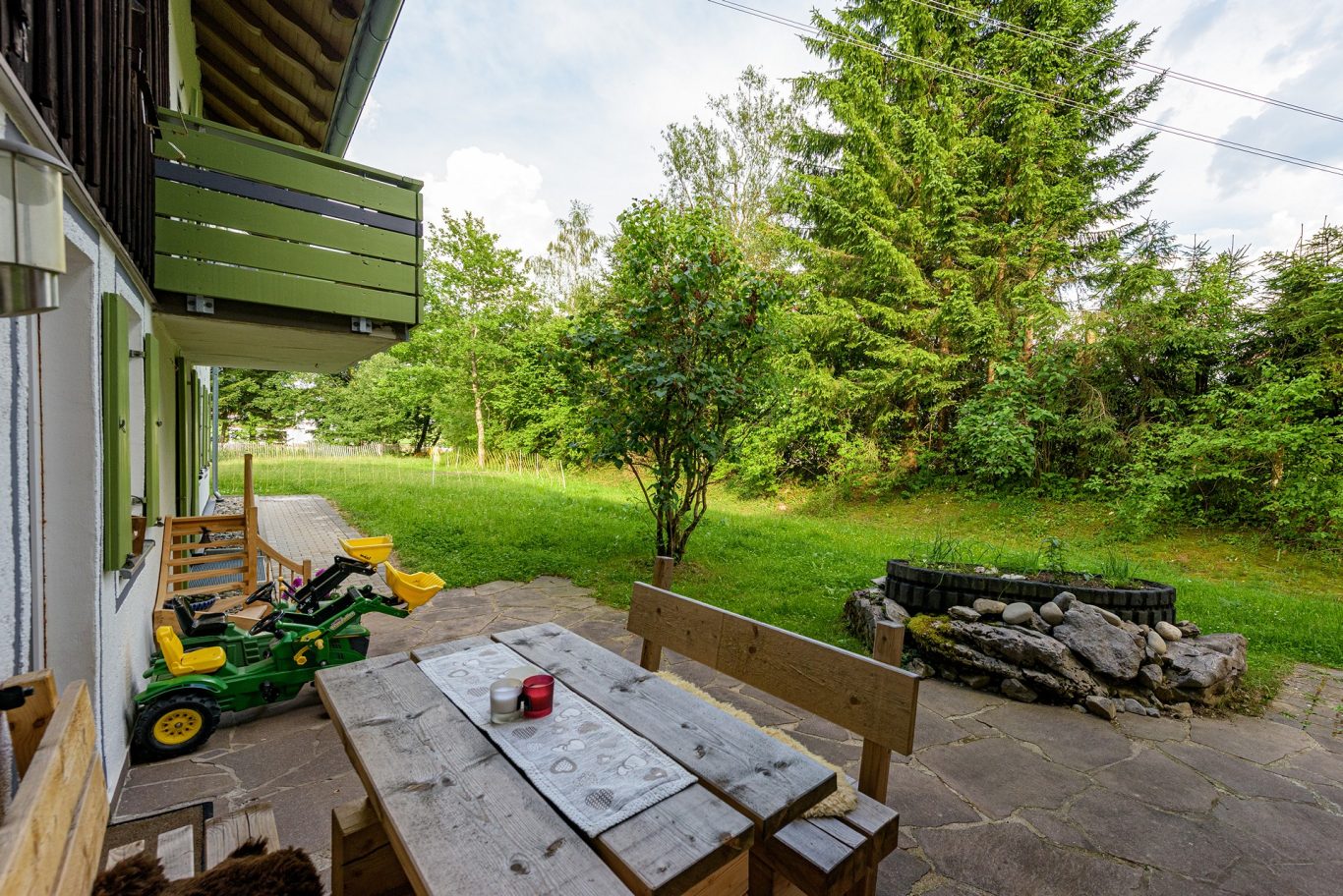 Südterrasse und Garten